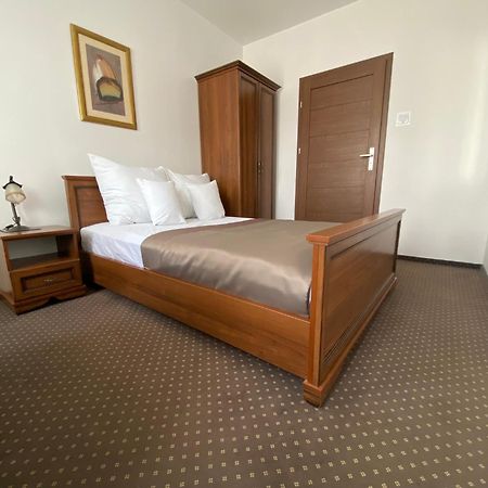 צ'סטוצ'ובה Hotel Constancja מראה חיצוני תמונה