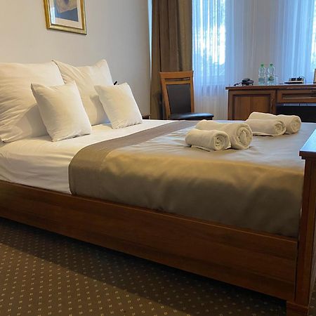 צ'סטוצ'ובה Hotel Constancja מראה חיצוני תמונה