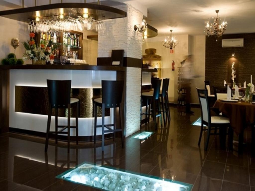 צ'סטוצ'ובה Hotel Constancja מראה חיצוני תמונה