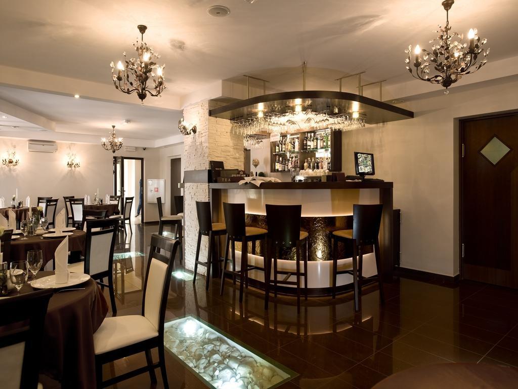 צ'סטוצ'ובה Hotel Constancja מראה חיצוני תמונה