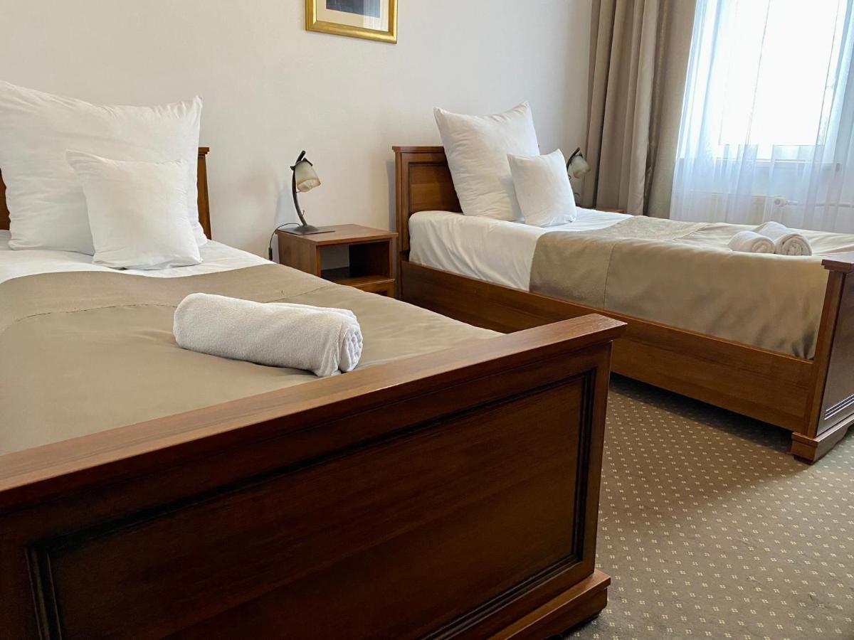 צ'סטוצ'ובה Hotel Constancja מראה חיצוני תמונה