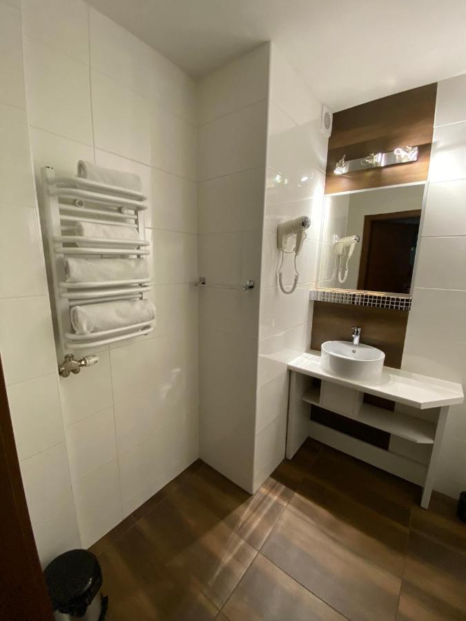 צ'סטוצ'ובה Hotel Constancja מראה חיצוני תמונה