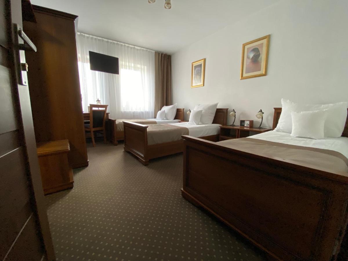 צ'סטוצ'ובה Hotel Constancja מראה חיצוני תמונה
