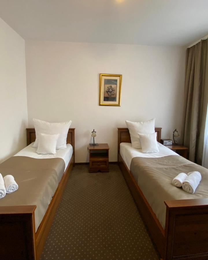 צ'סטוצ'ובה Hotel Constancja מראה חיצוני תמונה