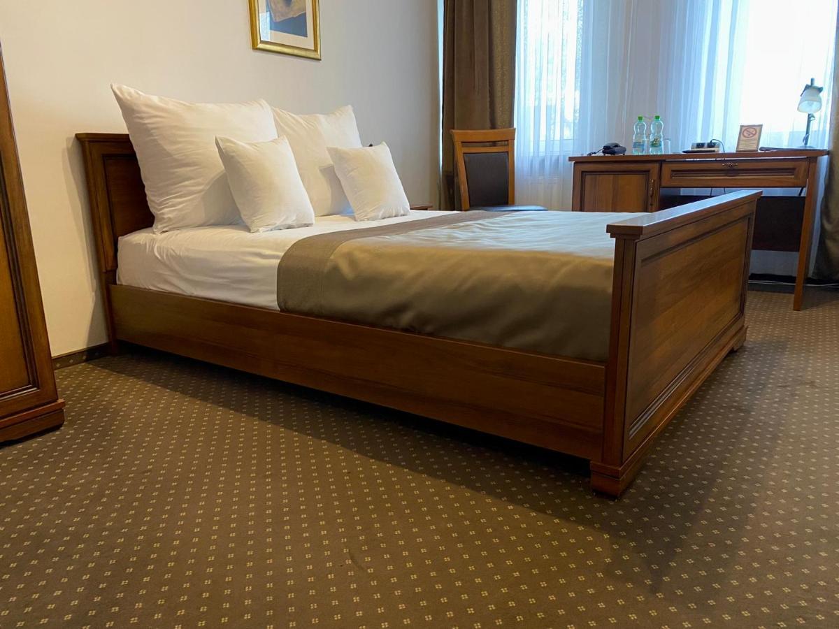 צ'סטוצ'ובה Hotel Constancja מראה חיצוני תמונה