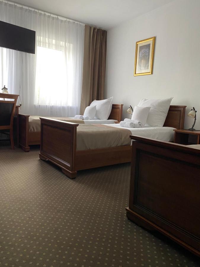 צ'סטוצ'ובה Hotel Constancja מראה חיצוני תמונה