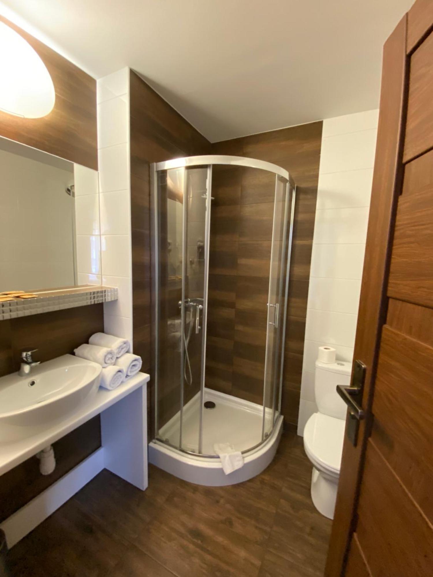 צ'סטוצ'ובה Hotel Constancja מראה חיצוני תמונה