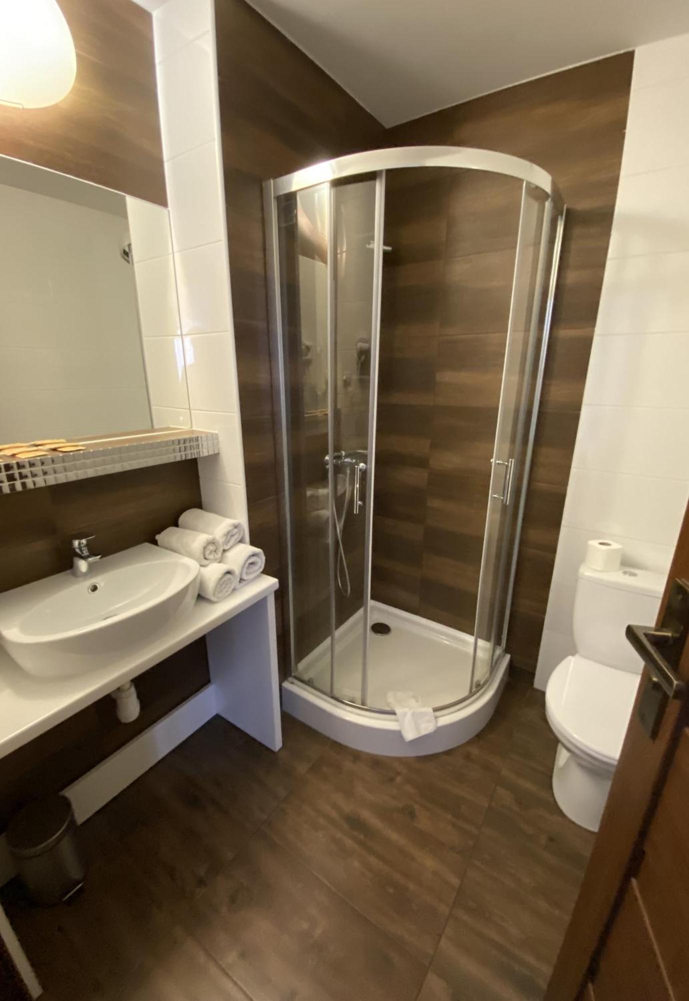 צ'סטוצ'ובה Hotel Constancja מראה חיצוני תמונה