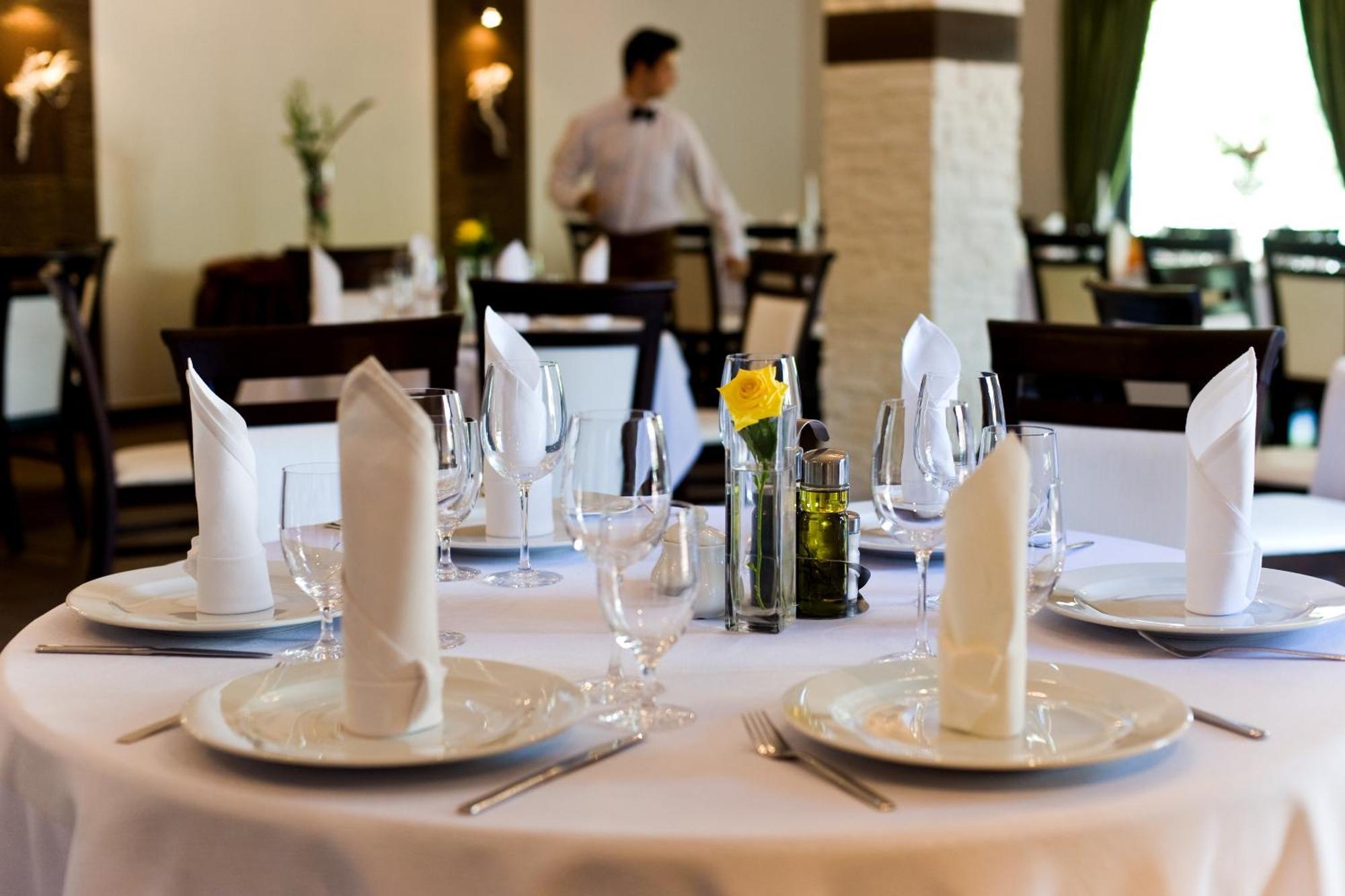 צ'סטוצ'ובה Hotel Constancja מראה חיצוני תמונה