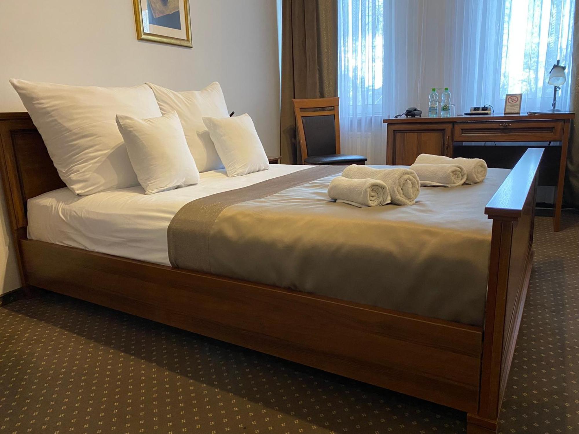 צ'סטוצ'ובה Hotel Constancja מראה חיצוני תמונה