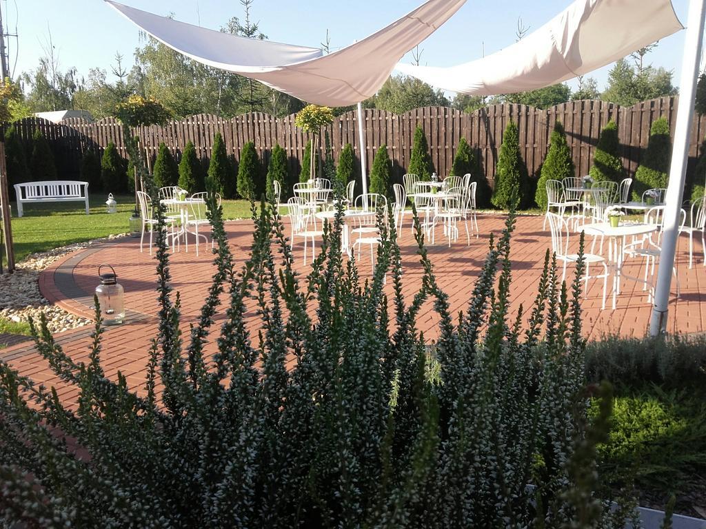 צ'סטוצ'ובה Hotel Constancja מראה חיצוני תמונה