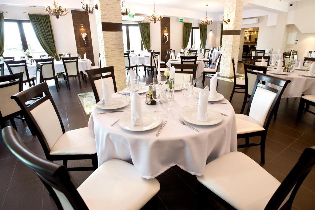 צ'סטוצ'ובה Hotel Constancja מראה חיצוני תמונה